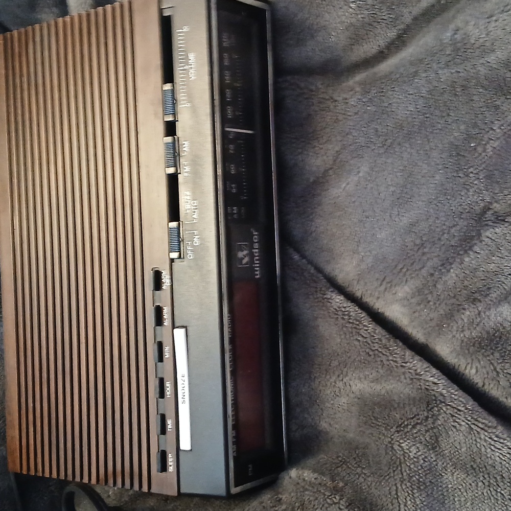Windsor AM/FM Clock Radio clock and radio work, Model 2407,electric or battery